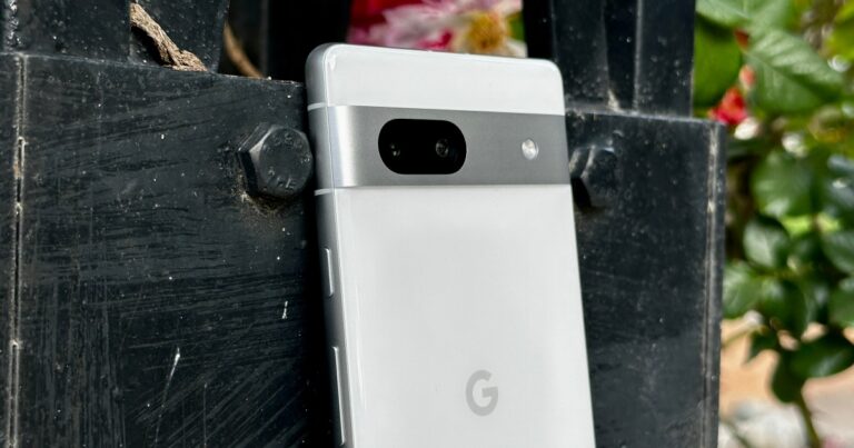 هل يأتي هاتف Pixel 7a مزودًا بشاحن؟  إليك ما يوجد في الصندوق