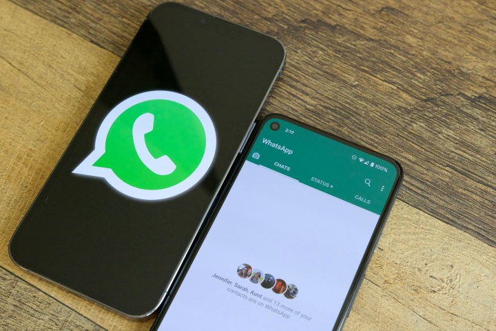 هاتفان على طاولة بجانب بعضهما البعض.  أحدهما يعرض شعار WhatsApp، والآخر يقوم بتشغيل تطبيق WhatsApp.