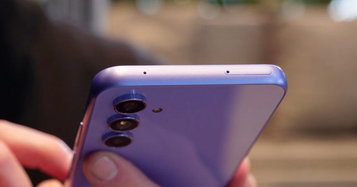 هل يحتوي هاتف Samsung Galaxy A54 على مقبس سماعة الرأس؟