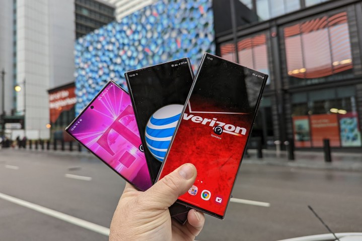 استمر في الإمساك بثلاثة هواتف من ثلاث شركات اتصالات مختلفة.