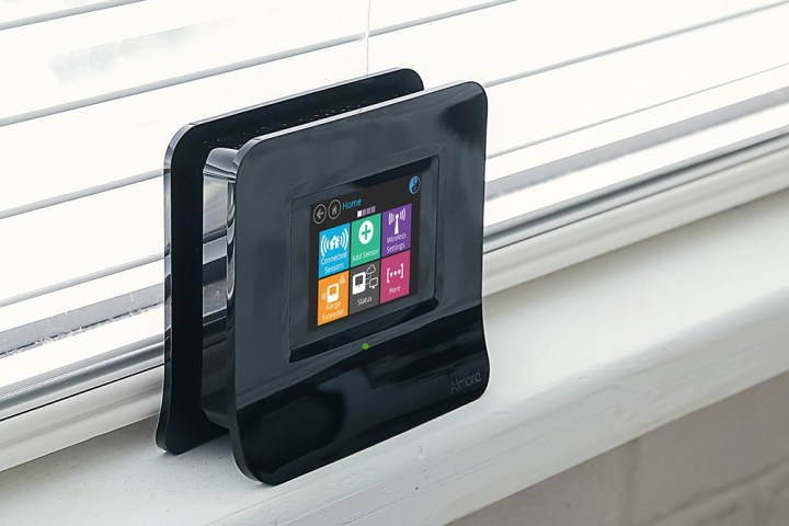 يحتوي مركز Wi-Fi Almond 3 على شاشة LED ذكية.