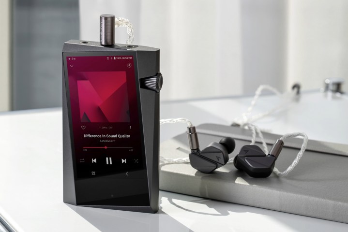 مشغل الصوت الرقمي Astell&Kern SR35 مع سماعات الأذن.