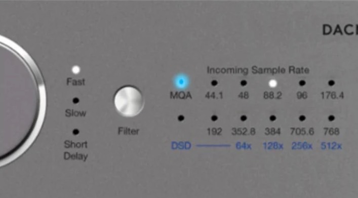 مكبر صوت Cambridge Audio Dacmagic 200 يعرض ضوء مؤشر MQA الأزرق.