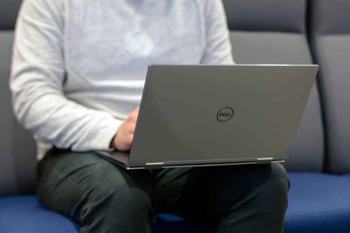 جهاز الكمبيوتر المحمول XPS 15 من Dell قيد الاستخدام في حضن شخص ما.