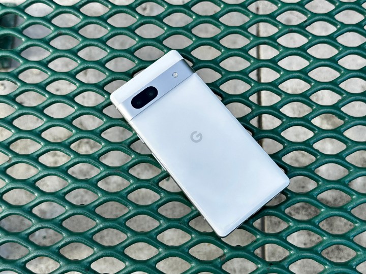 Google Pixel 7a في الثلج على مقعد في الحديقة