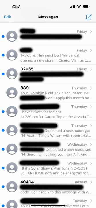 لحظر جهة اتصال من تطبيق الرسائل، ابدأ بالضغط على الرسالة التي تريد حظرها.