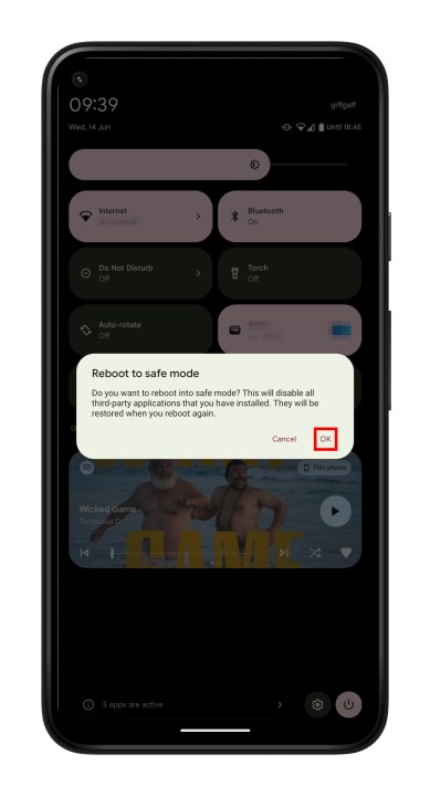 يظهر مربع الوضع الآمن عند الضغط لفترة طويلة على زر إيقاف التشغيل.