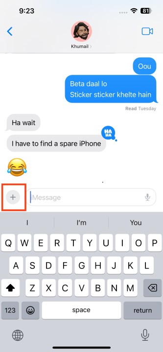 افتح أي دردشة في iMessage - ويفضل أن تكون تلك التي تريد إرسال الملصق الجديد إليها.