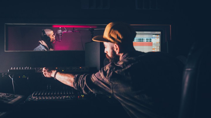 مهندس تسجيل في محطة عمل الصوت الرقمية.