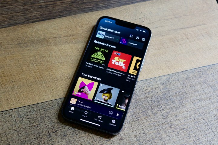 تطبيق Spotify على iPhone، يعرض الصفحة الرئيسية.
