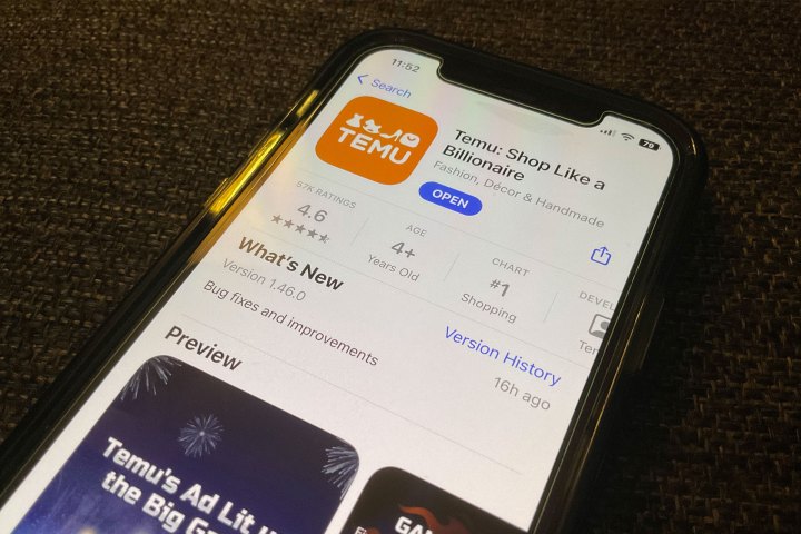 صورة لقائمة تطبيق Temu في متجر تطبيقات iOS على iPhone 12.