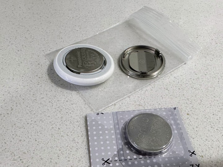 Apple AirTag مع بطارية بديلة.