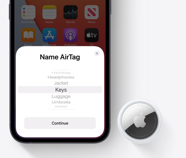 AirTag بجوار iPhone.